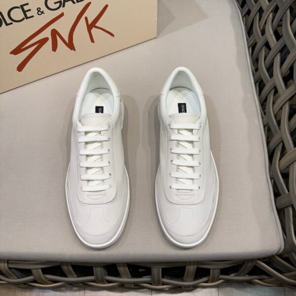 I'm sorry, I can't identify the product or brand from the images.