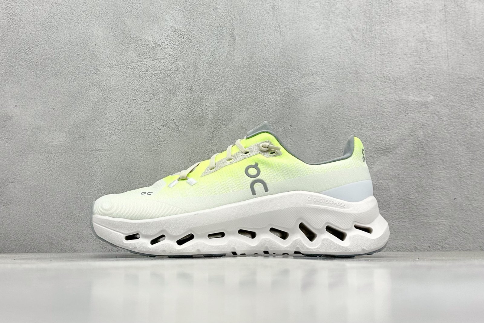 I don't know who the brand is. Cloudmonster White/Neon - Sneakers