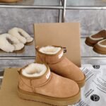 UGG Classic Ultra Mini – Stivali – Rosso