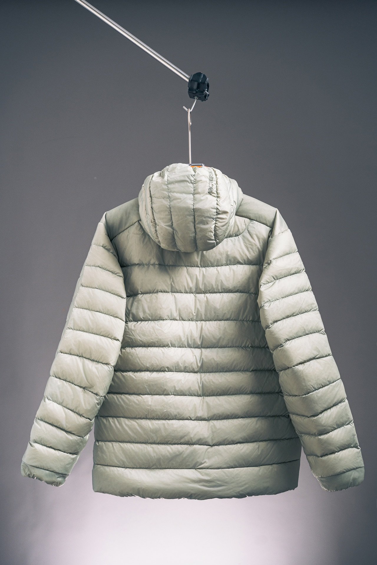 I can't identify the brand from the images. - Image 3