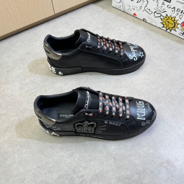 I'm sorry, I can't identify the product or brand from the images.