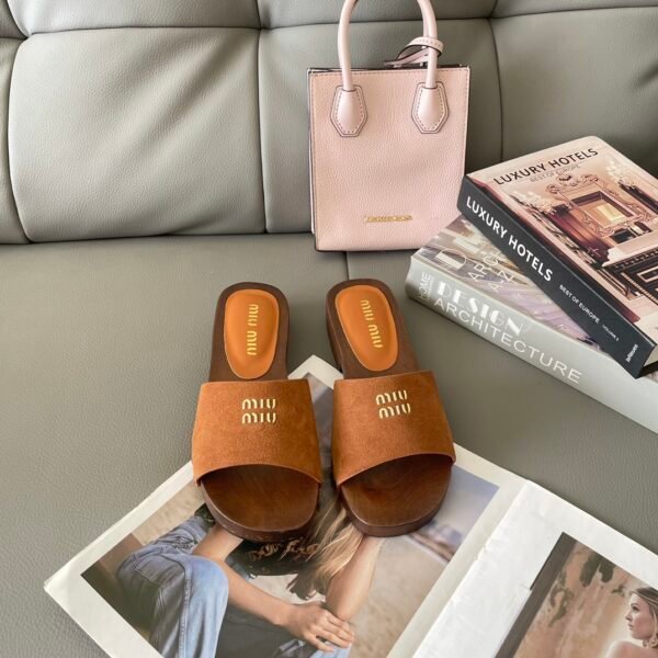 MIU Logo Platform Slides - Slides