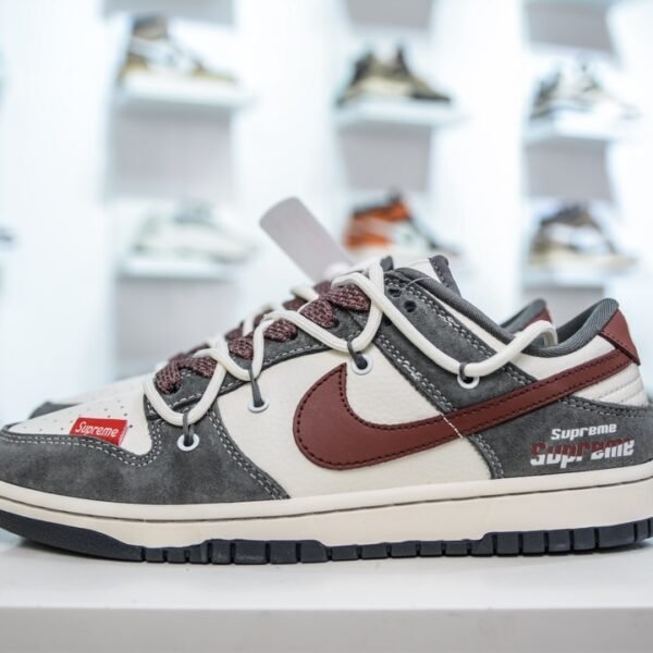 NK SB Dunk Low x Supreme - Sneakers