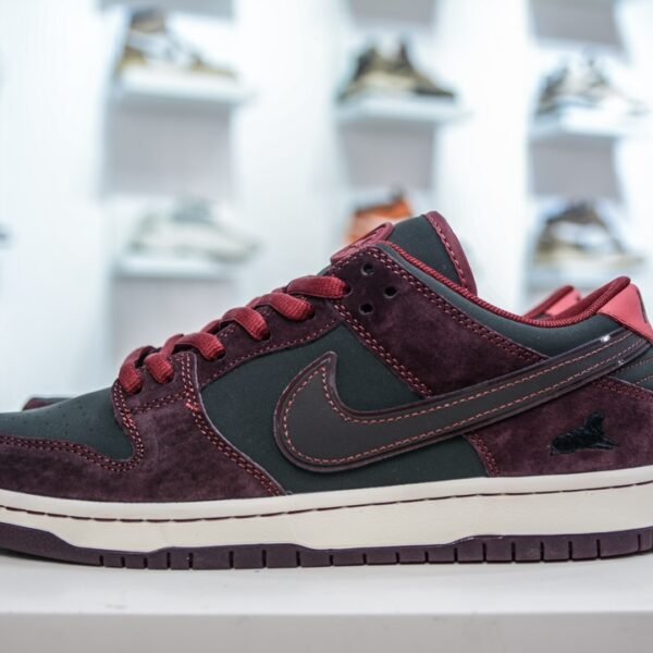NK SB Dunk Low Riot Skateshop - Sneakers