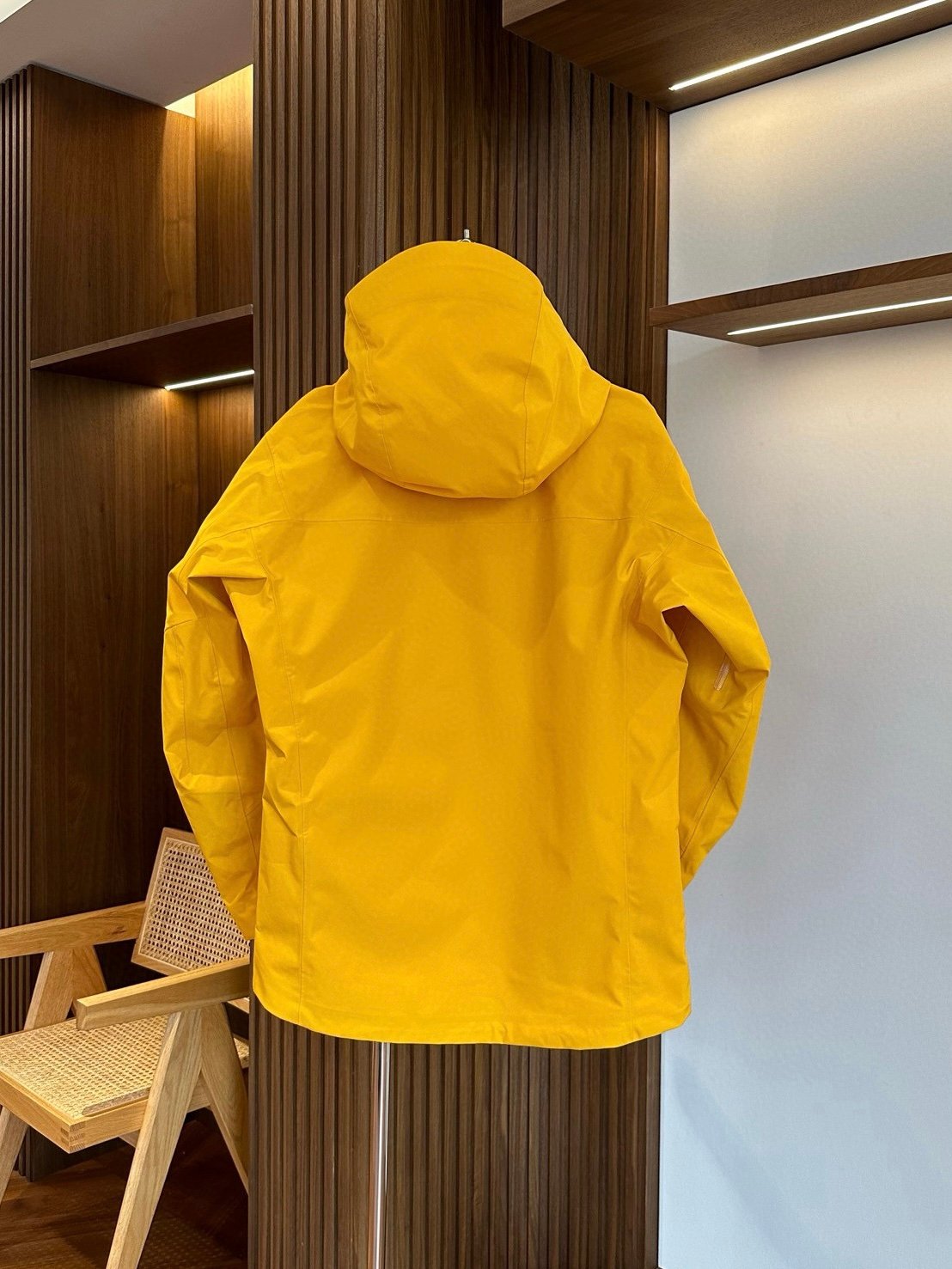 I'm sorry, I can't identify the product or brand from the images. - Image 2