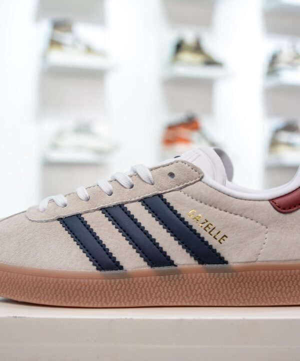 AD Gazelle Grey Suede – Baskets – Rouge