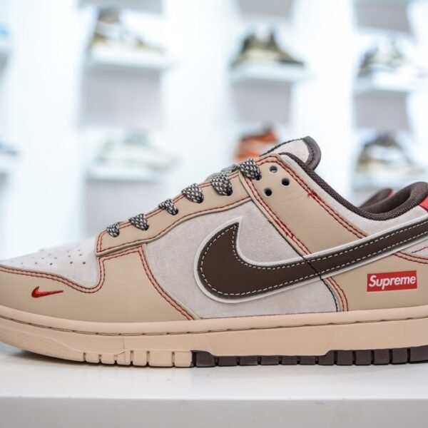 NK Dunk Low x Supreme - Sneakers