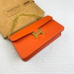 HM Constance – Borsa