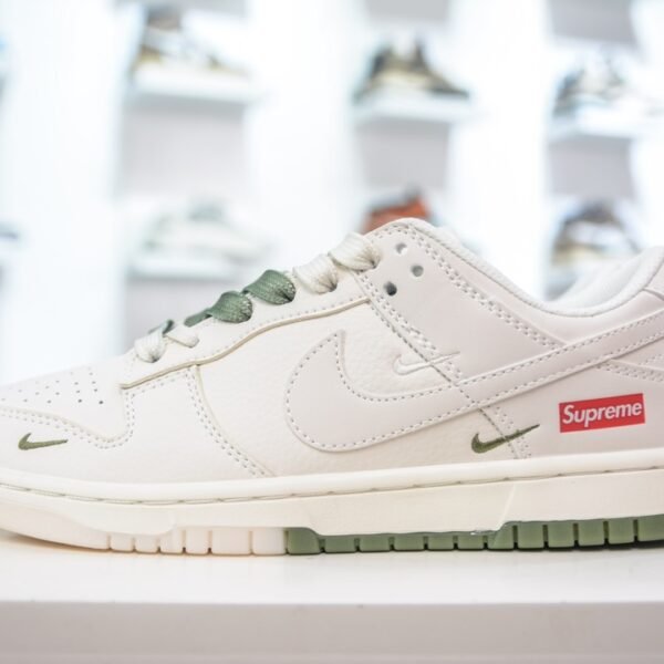 NK Dunk Low Supreme - Sneakers