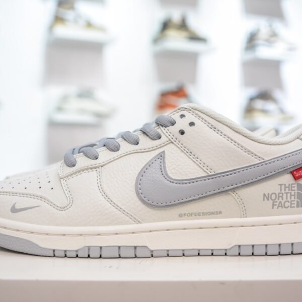 NK Dunk Low TNF x Supreme - Sneakers