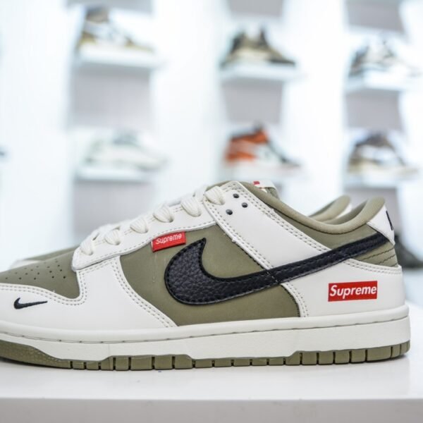 NK SB Dunk Low x Supreme - Sneakers