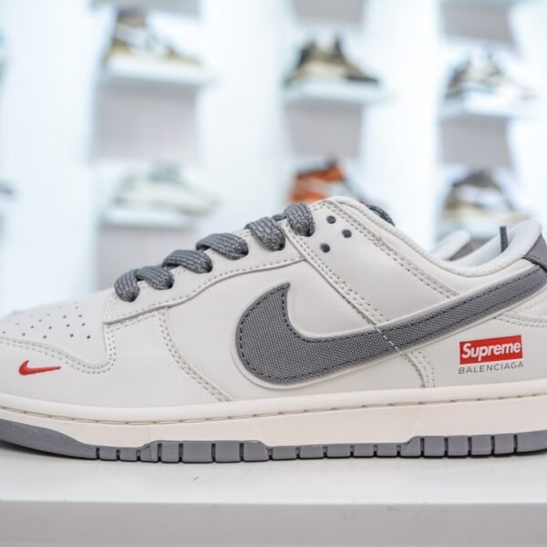 BAL SB Dunk Low x Supreme - Sneakers