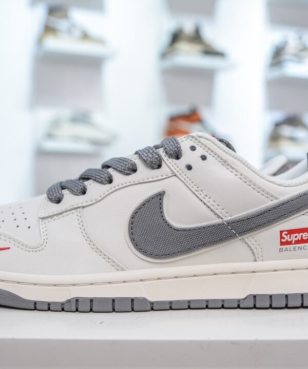 BAL SB Dunk Low x Supreme – Sneaker