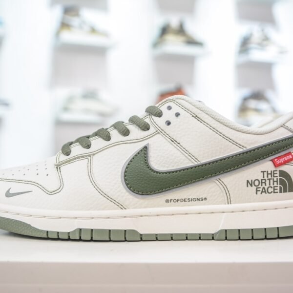 NK Dunk Low TNF x Supreme - Sneakers