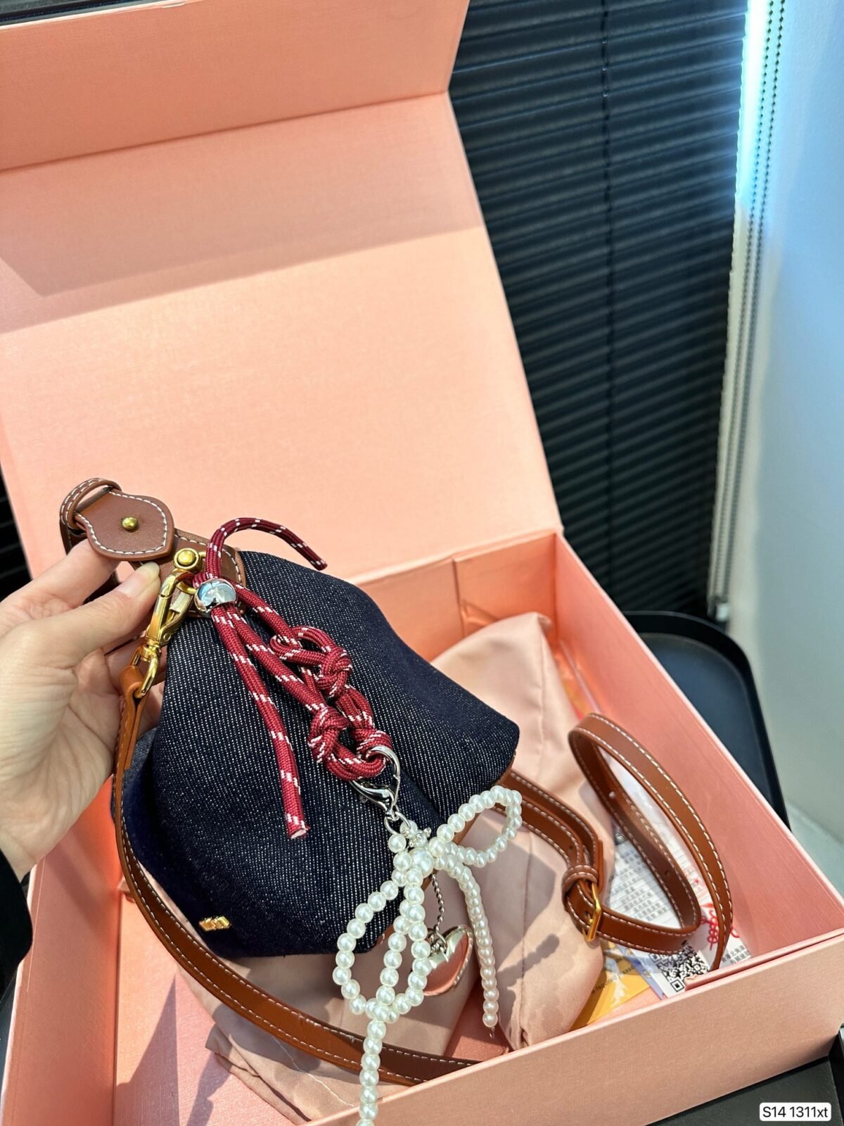 MIU Wander – Borsa — 7