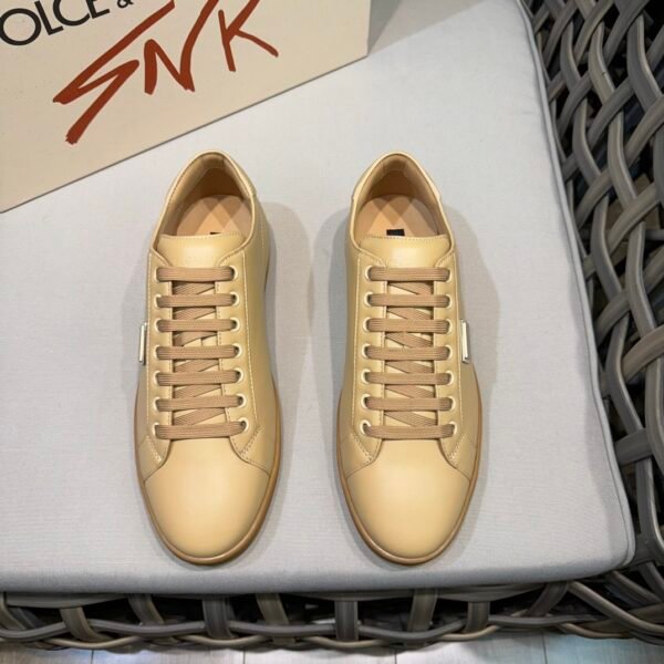 I'm sorry, I can't identify the product or brand from these images.