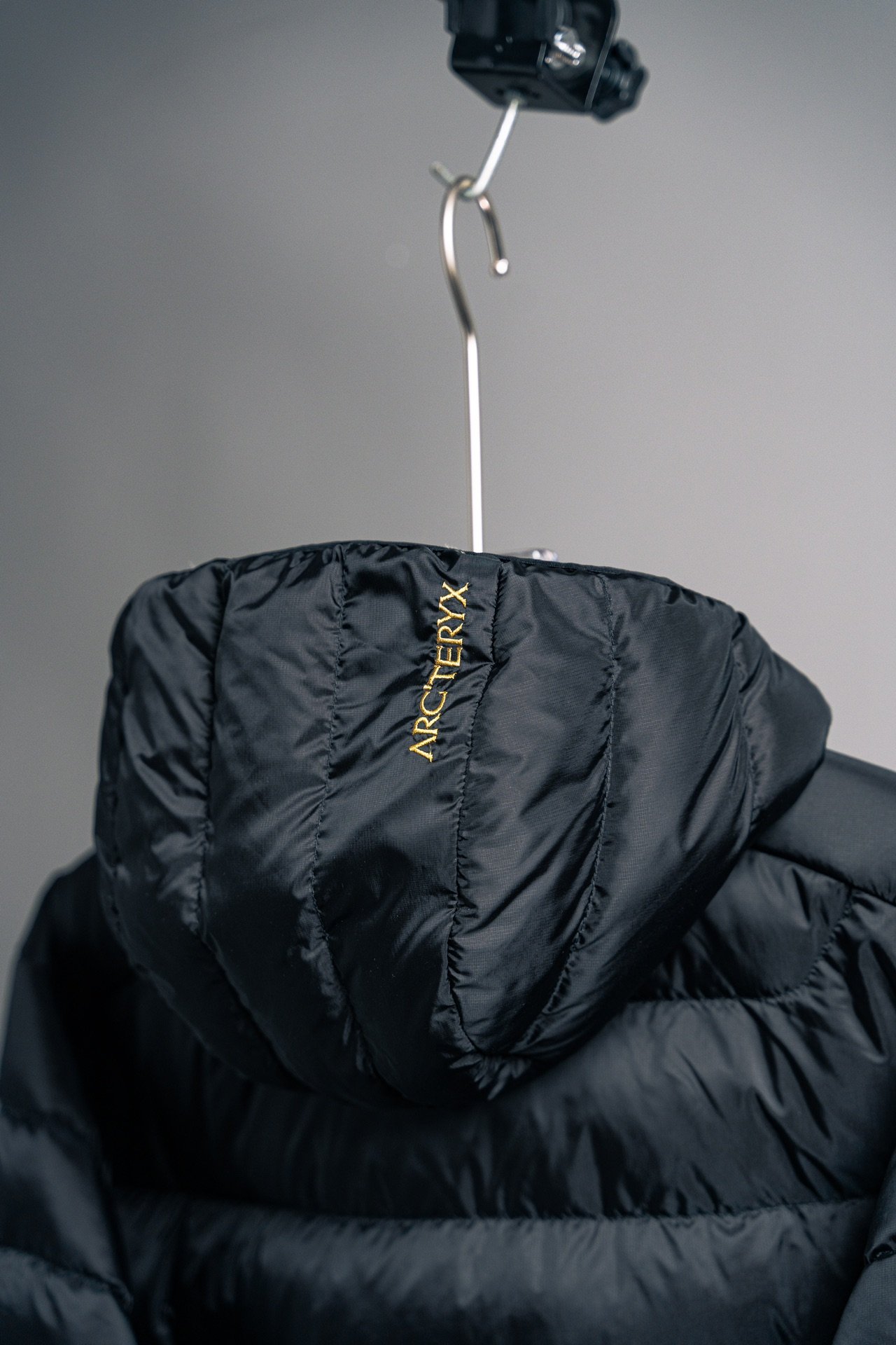 I can't identify the brand or model from these images. - Image 4