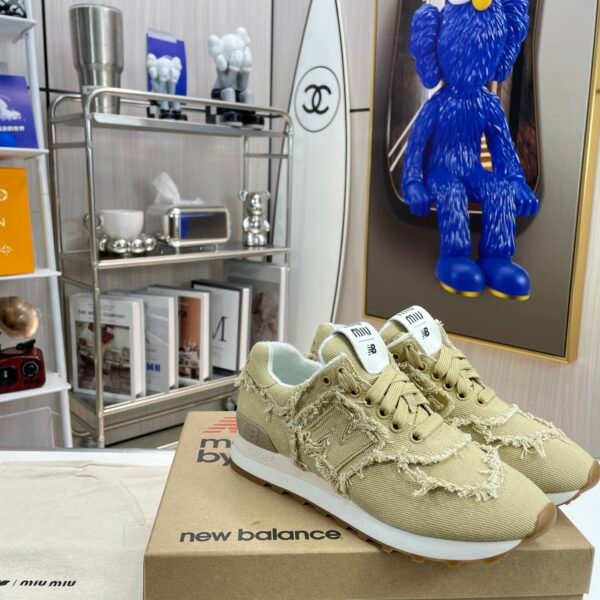NB 574 MIU Beige Distressed Canvas - Sneakers