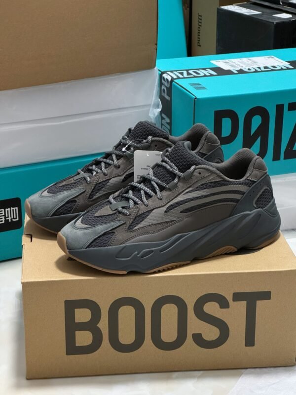 AD Yeezy Boost 700 V2 – Sneaker – Marrone