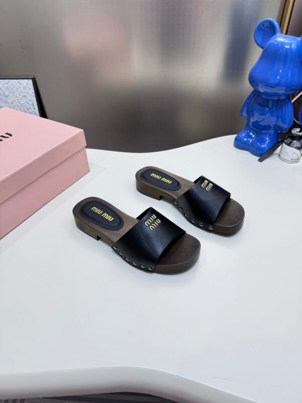 MIU Logo Slides – Slides