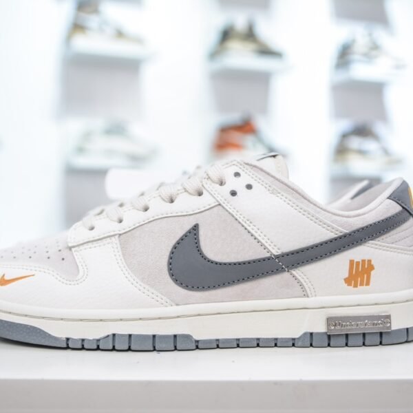 NK Dunk Low x Undefeated - Sneakers
