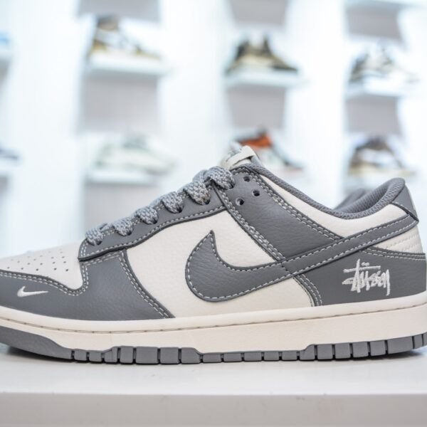NK Dunk Low x Stussy - Sneakers