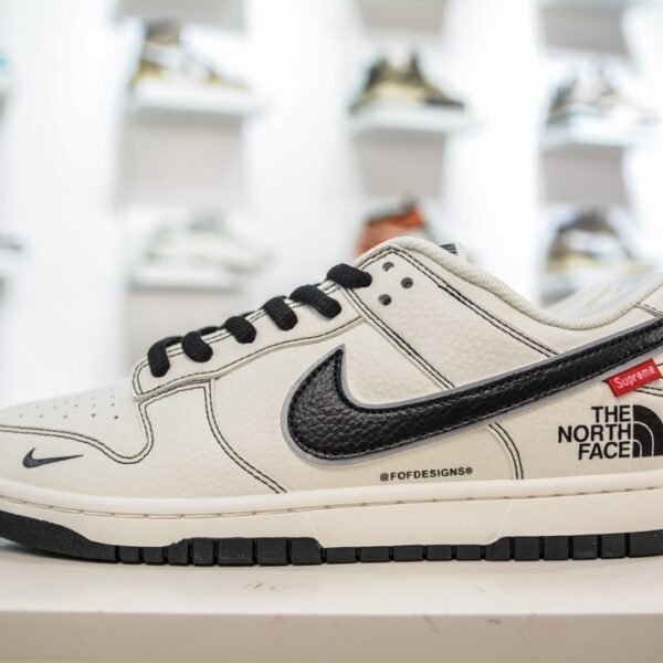 NK Dunk Low Supreme x TNF - Sneakers