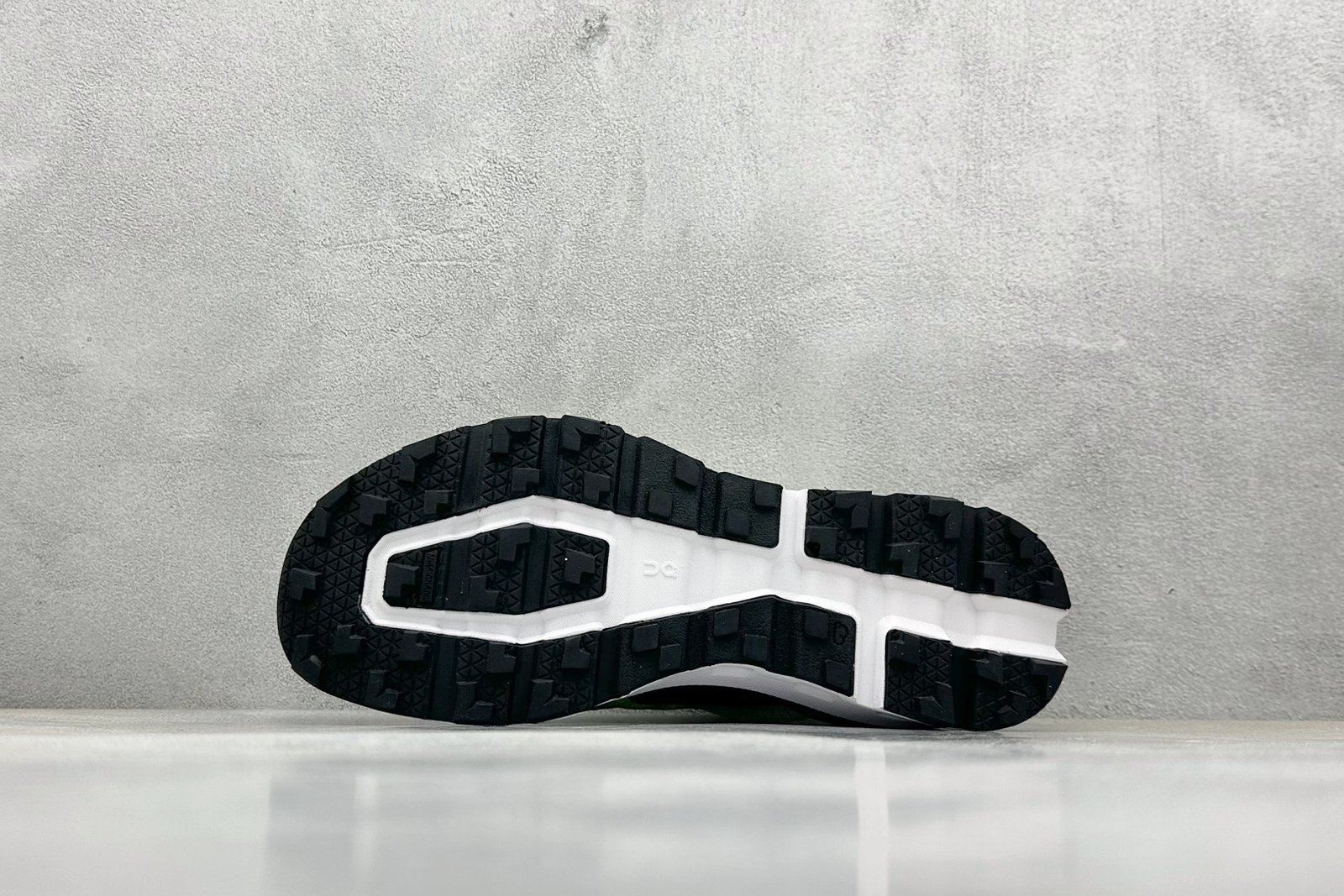 I'm unable to identify the brand or model of this product. - Image 4