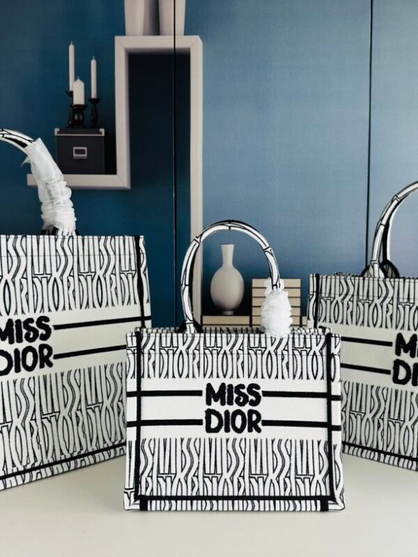 CD Miss CD Book Tote – Tasche – Beige
