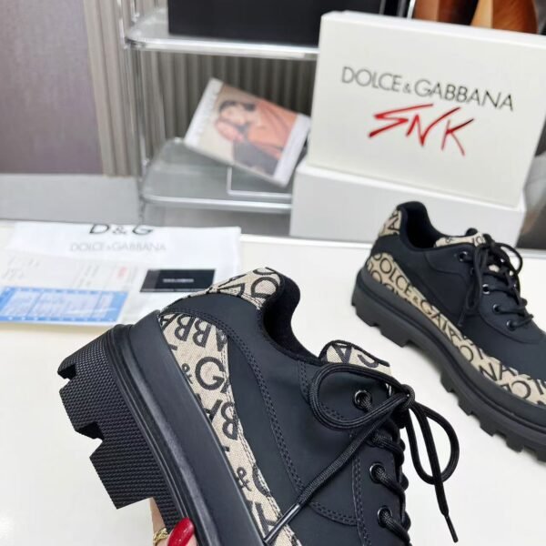 I'm sorry, I can't identify the product or brand from these images.