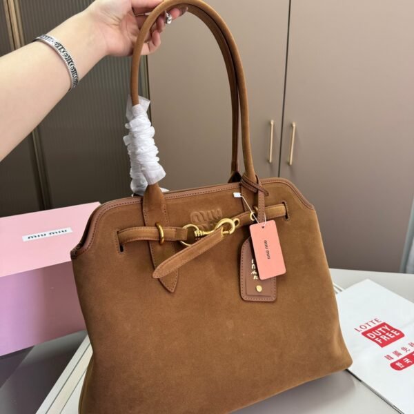 I'm sorry, I can't identify the product or brand from these images.