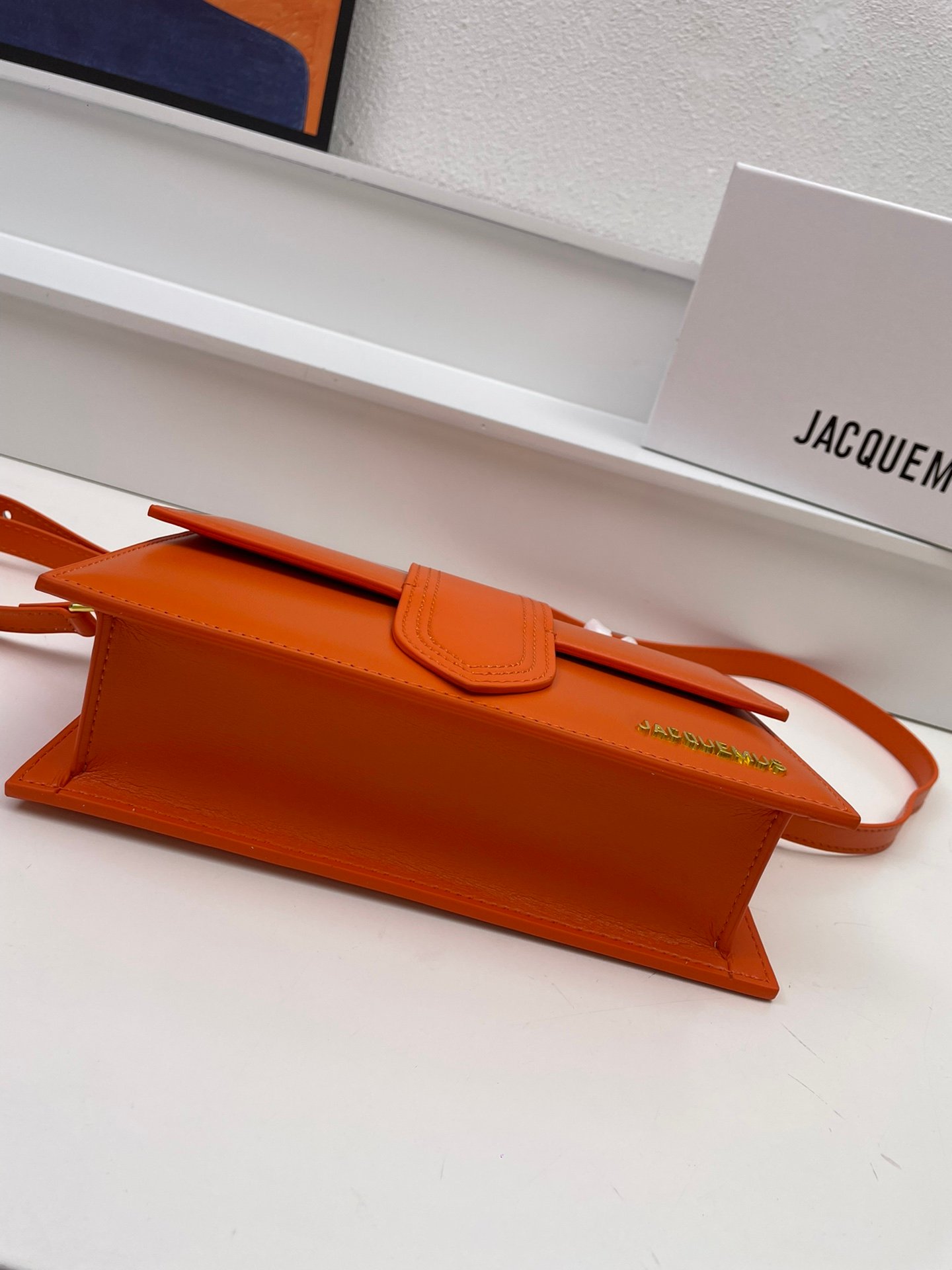I'm sorry, I can't identify the product or brand from these images. - Image 7