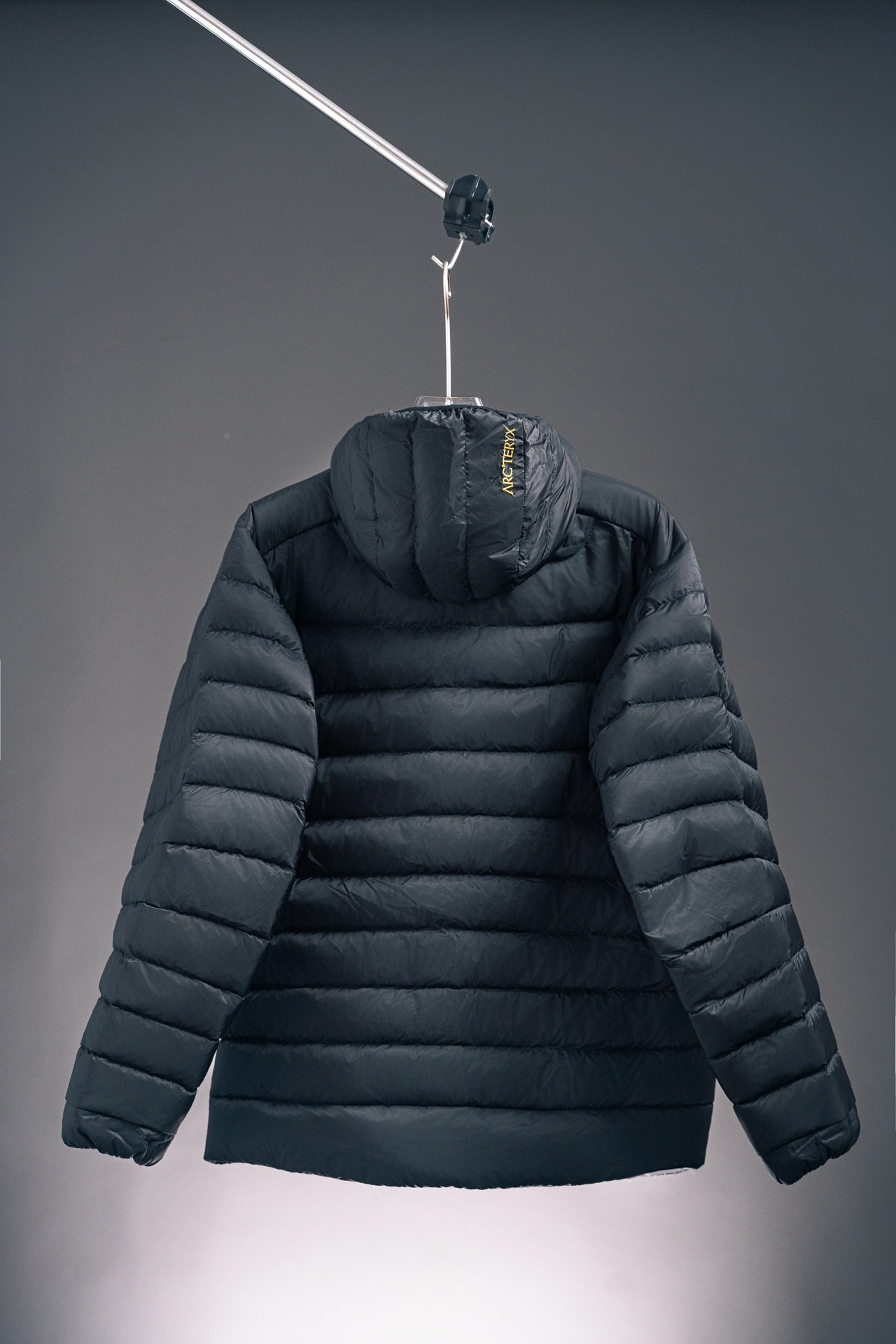 I can't identify the brand or model from these images. - Image 2