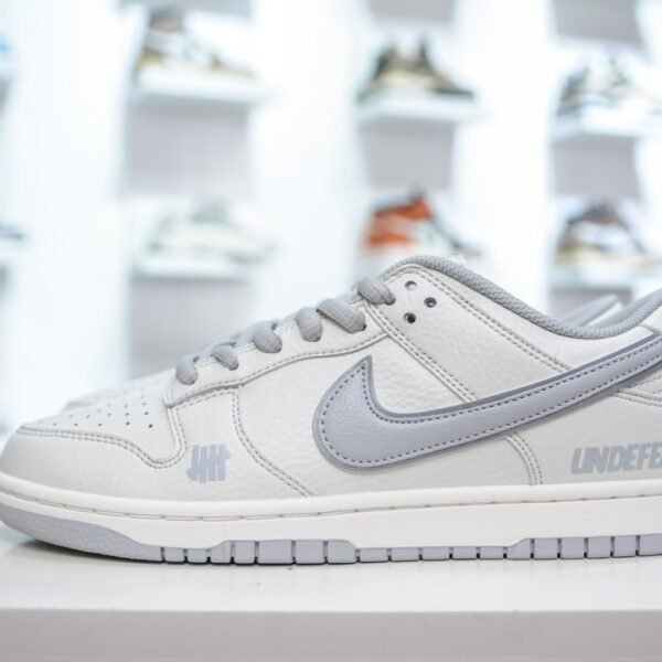 NK Dunk Low x UNDEFEATED - Sneakers