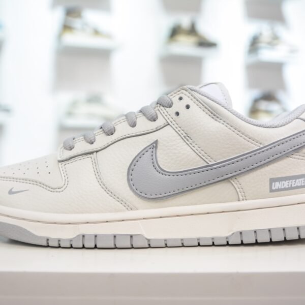 NK Dunk Low Undefeated - Sneakers