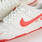 NK SB Dunk Low x Supreme – Sneakers – Beige